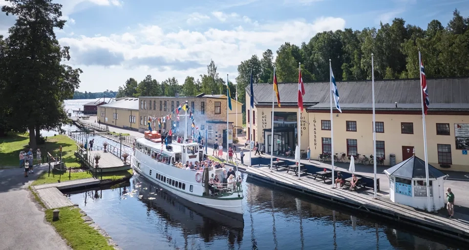 Turbåt i Håveruds sluss utanför Visit Dalsland Center.