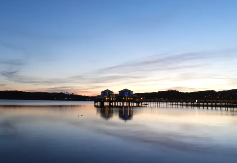 Ulricehamns kallbadhus ligger ute i sjön åsunden och erbjuder restaurang, kallbad, bastu och behandlingar samt konferens.