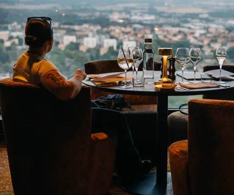 Kvinna i hotellmiljö på Billingehus.