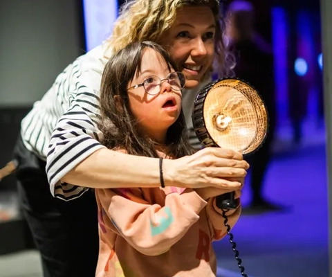 Barn upplever ett vetenskapsmuseum.