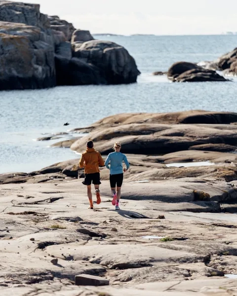 Traillöpare som springer på klippor i Bohuslän.