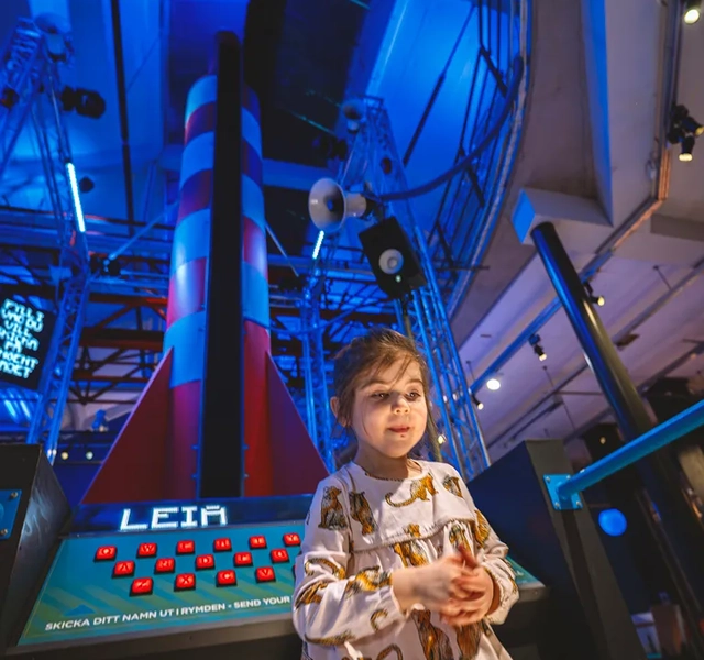 Flicka som experimenterar hos Innovatum Science center