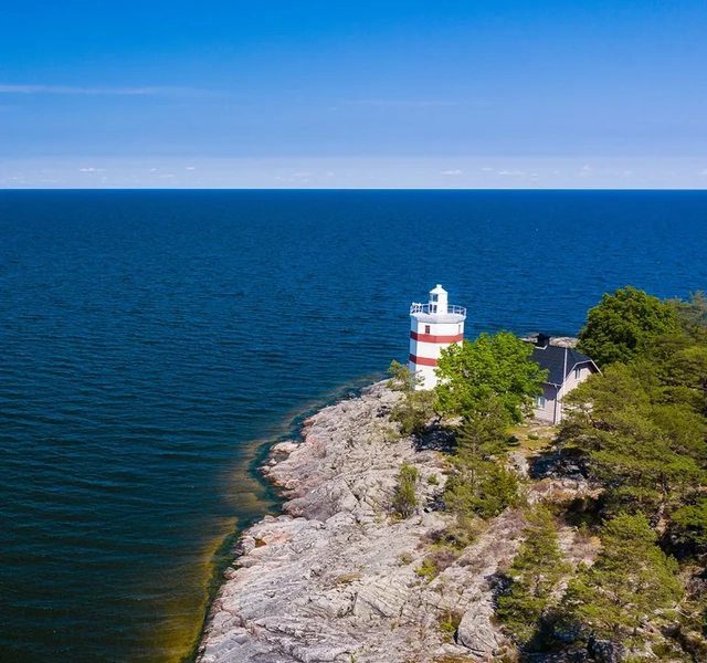 Flygfoto över fyren på Djurö.