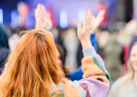 Kvinna roar sig på en musikfestival.