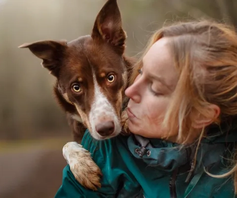Människa med en hund.