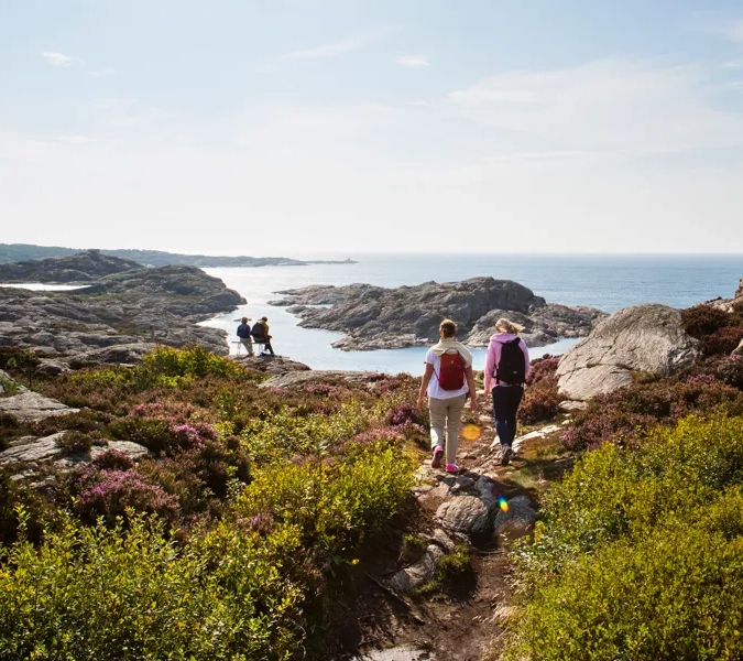 Några personer som går på en stig.