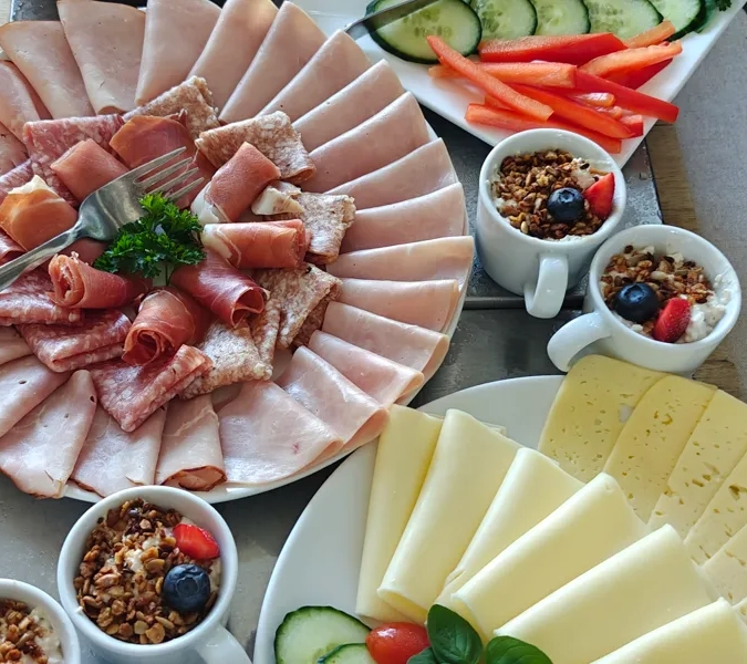 Ett bord täckt med massor av olika typer av mat.