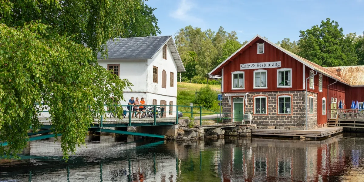 Cyklister vid Gustavsfors Bruk.