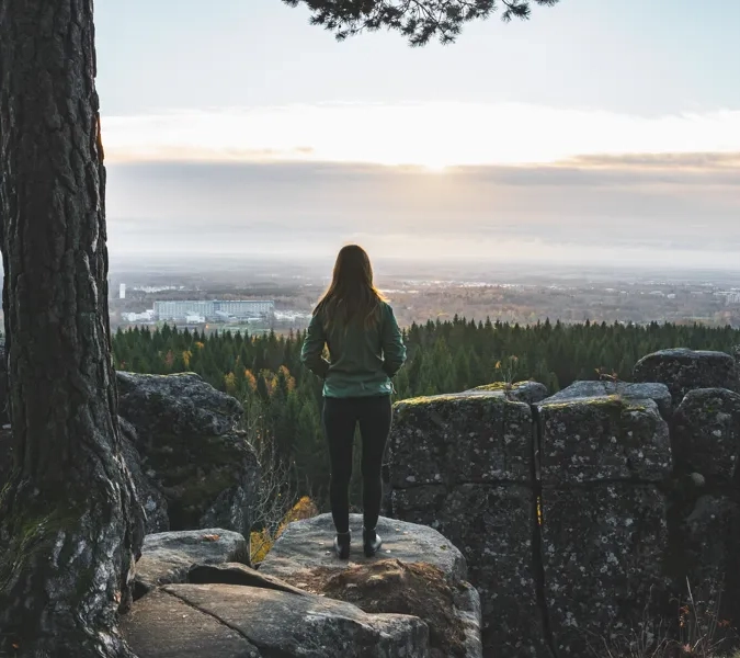 En person tittar ut från ett berg