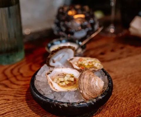 Lagad måltid serverad på en tallrik.