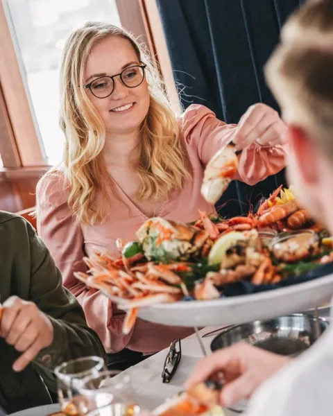 Vänner på Skaldjurskryssning i skärgården