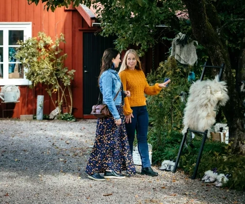 Människor på konstrunda.