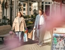 Två tjejer som går med shopping påsar längst med gågatan i Ulricehamn