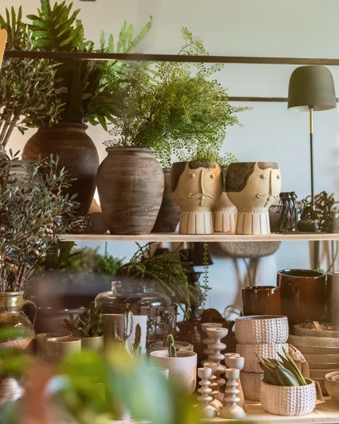 Inredningsprylar på en hylla