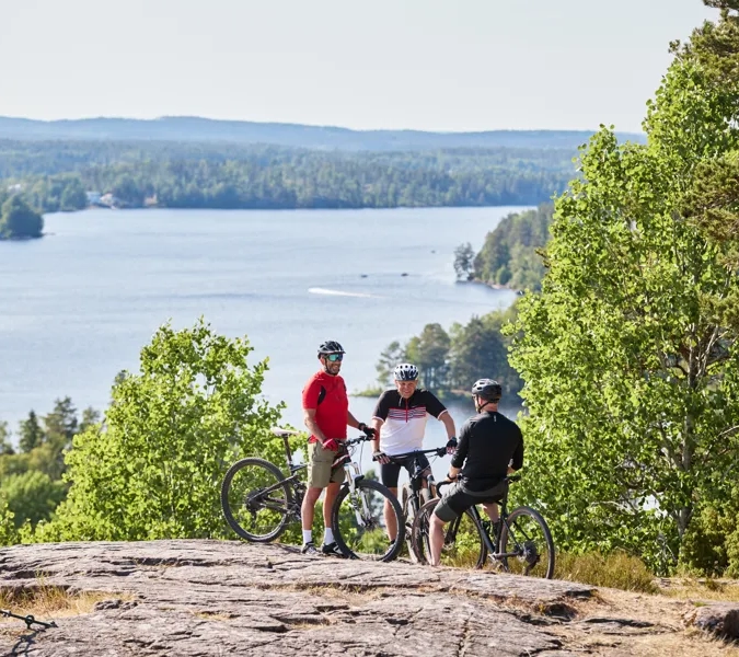 Grupp människor som cyklar.
