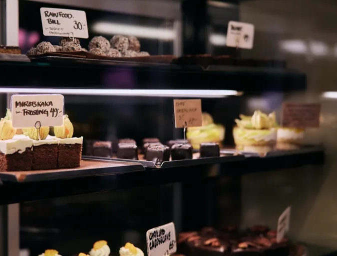 Ett vitrinskåp fyllt med massor av olika sorters bakverk.