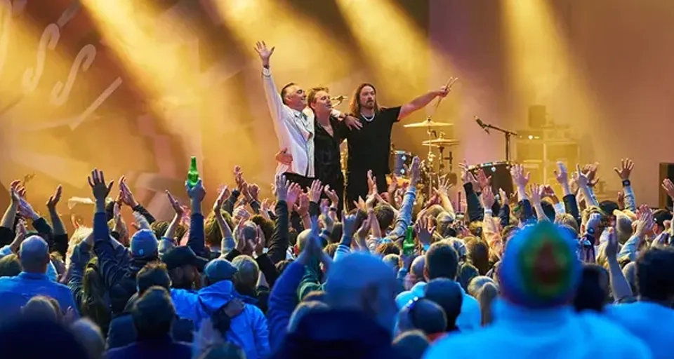 En grupp människor som står på toppen av en scen.