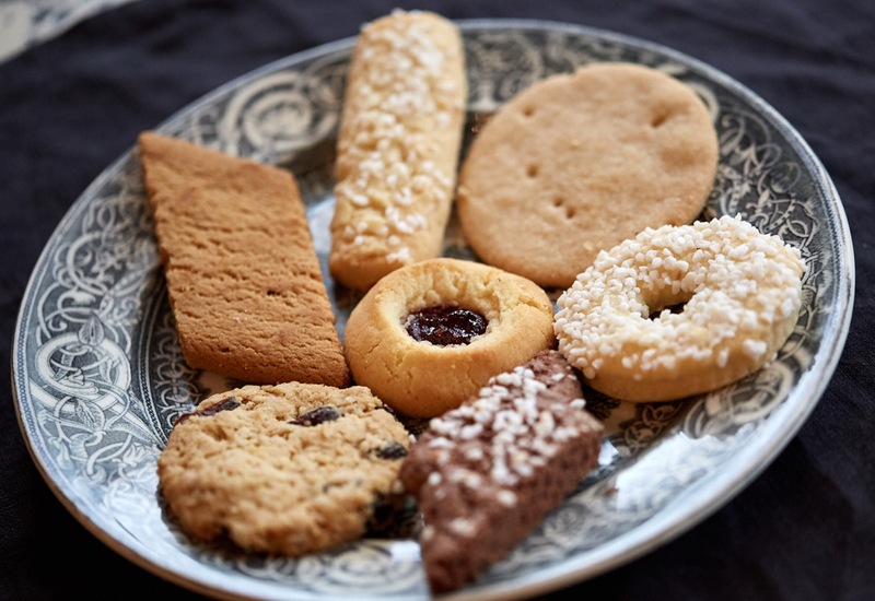 Småkakor på ett fat