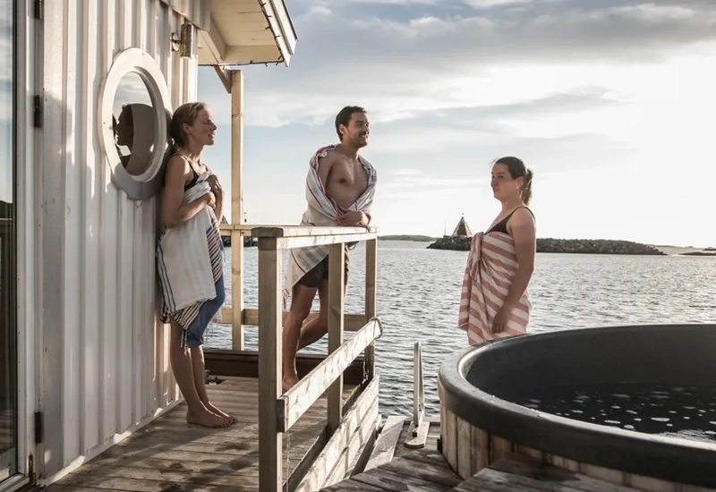 Människor njuter hos Kajkanten Vrångö