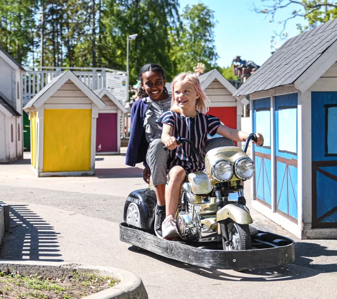 barn leker i miniatyrstad