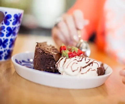 En tallrik med tårta och glass på ett bord.
