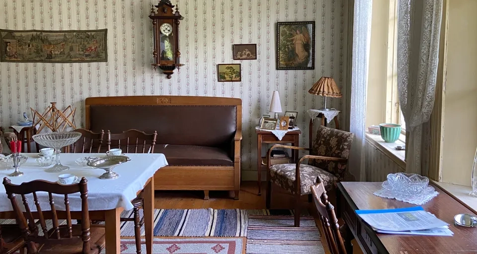 En matsal med soffa, bord och stolar.