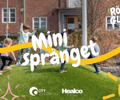 En grupp barn som leker på en gräsbeklädd kulle.