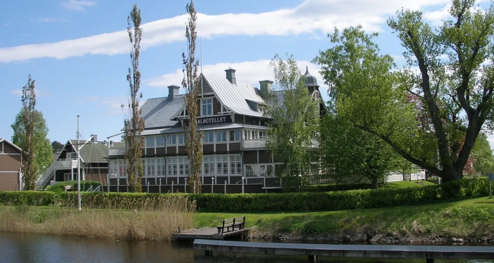 Ett stort hus som ligger på toppen av en grönskande sluttning.