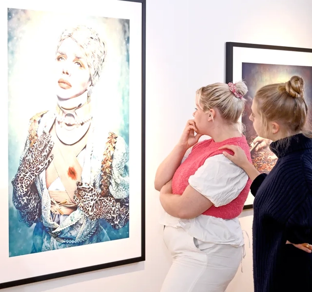 Unga kvinnor besöker Abecita Popkonst och foto.