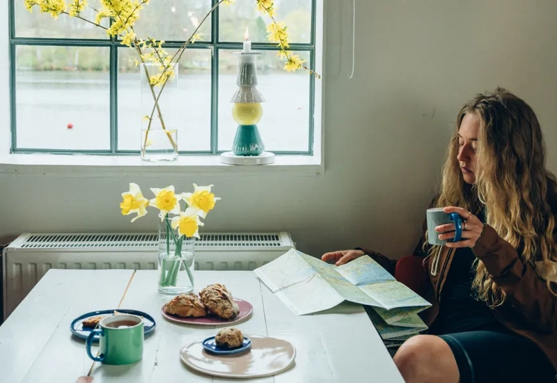 Kvinna läser karta på Upperud 9:9