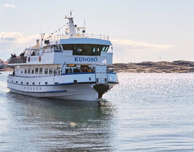 Skärgårdsbåten Kungsö anlöper Hönö hamn