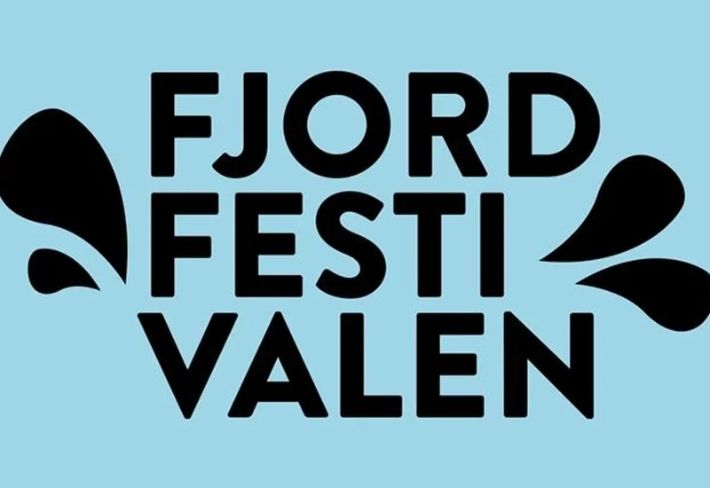 Fjordfstivalen med ljusblå bakrund