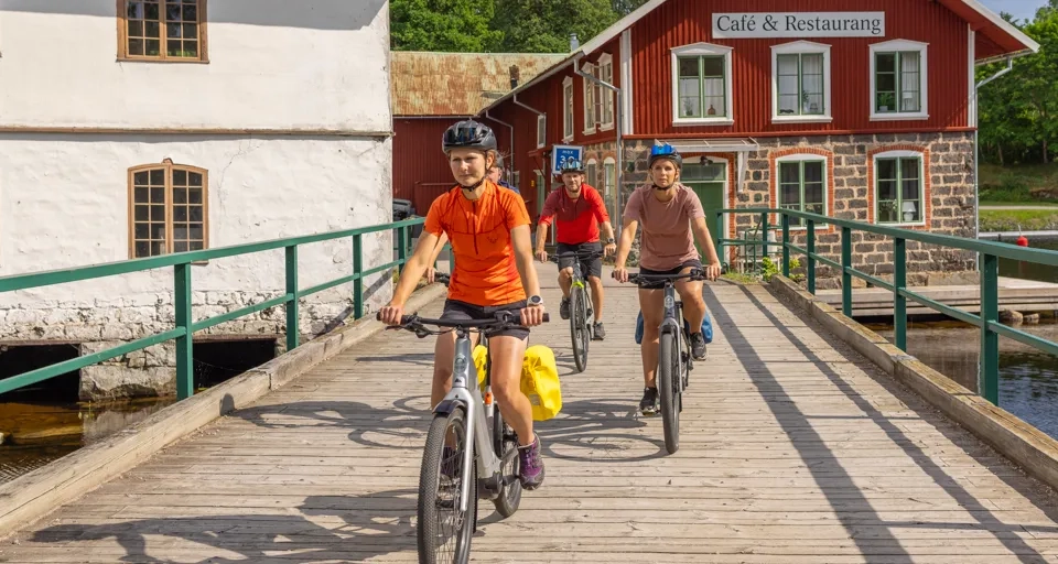 Cyklister vid Gustavsfors Bruk.