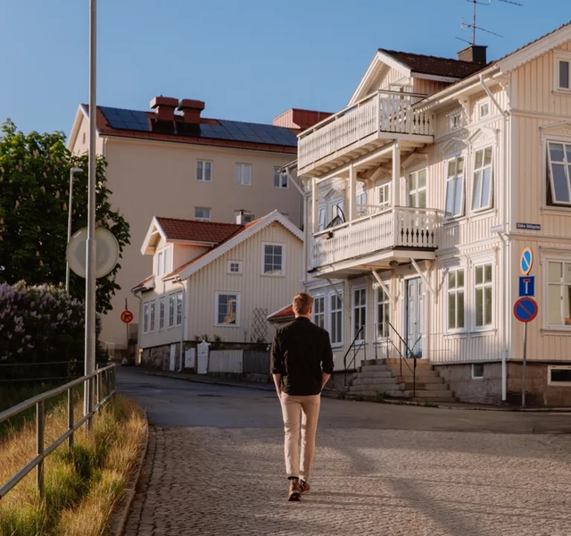 Två människor befinner sig i en skärgårdsmiljö.