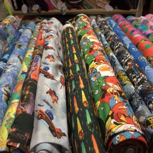 Tyger som ligger på en bänk