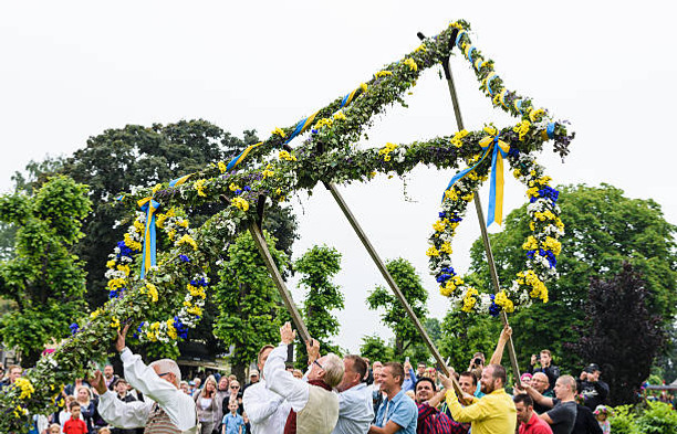 Vi klär midsommarstången