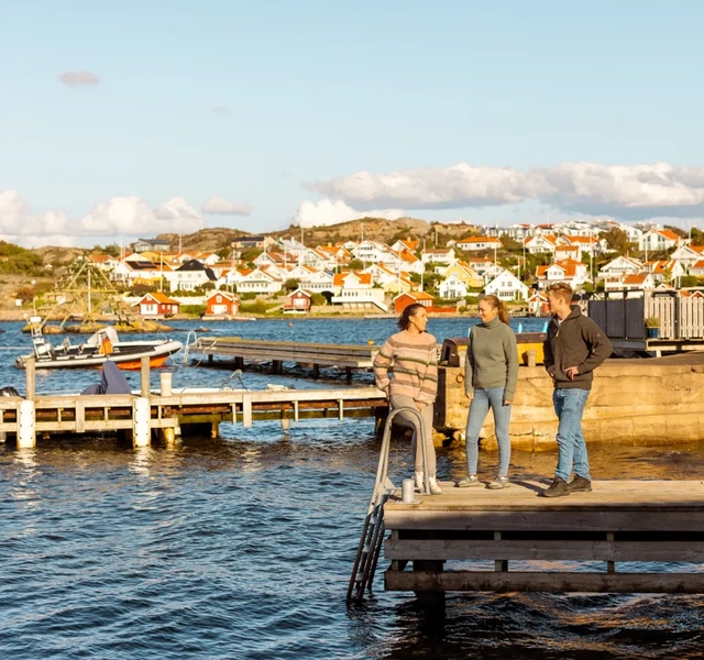 Vänner sitter på en brygga.