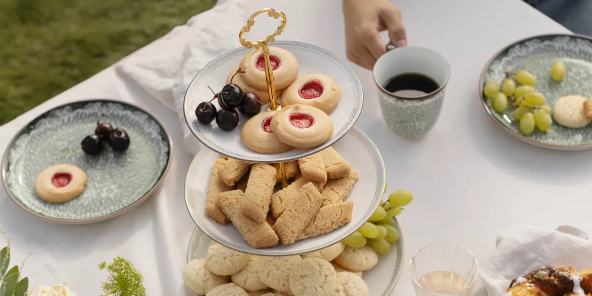 tårtfat och servis med kakor