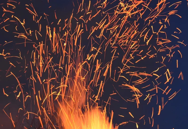 En eld med natthimlen som bakgrund.