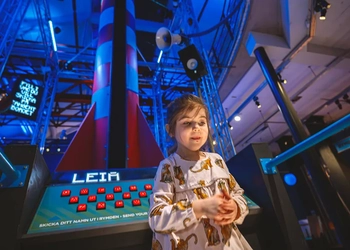 Flicka som experimenterar hos Innovatum Science center