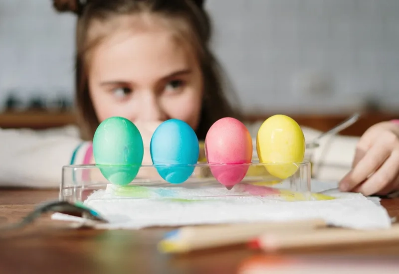 Barn tittar på målade ägg.