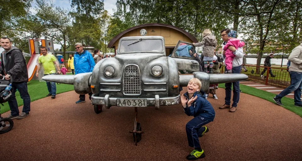 Barn som leker på en lekplats