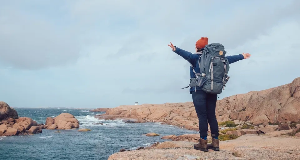 Kvinna som vandrar Kuststigen genom Lysekil