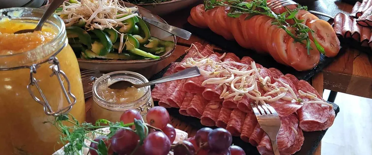 Söndagsbrunch med utsikt över Vättern