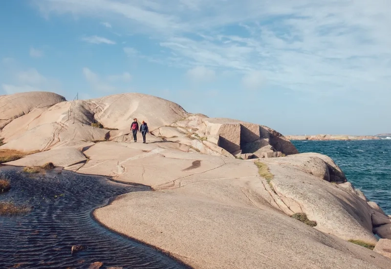 Kvinnor som vandrar Kuststigen genom Lysekil