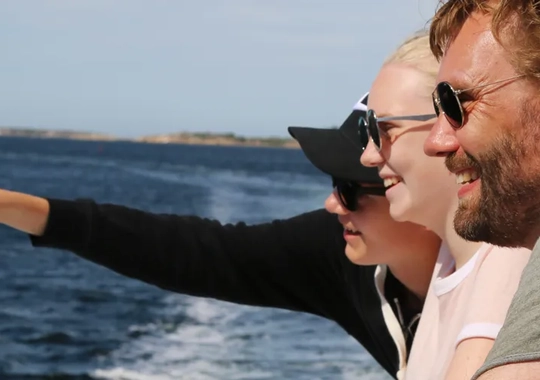 Några personer som befinner sig på en båt.