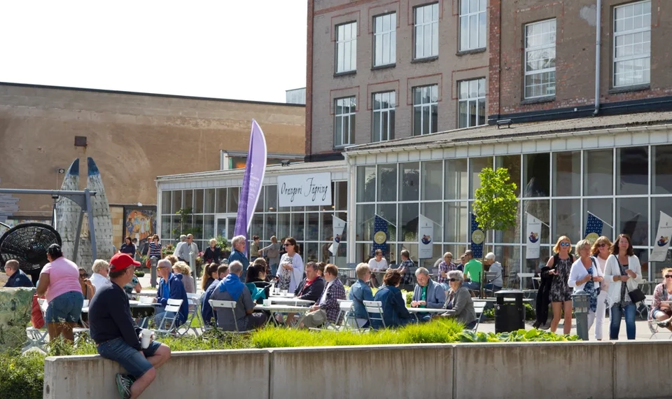 Solig bild på uteserveringen framför Rörstrands café på Rörstrand Center.