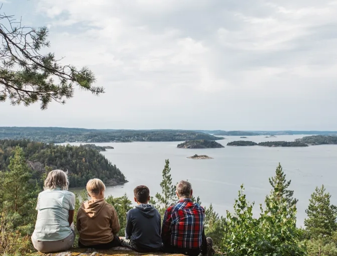 Ungdomar i utomhusmiljö.