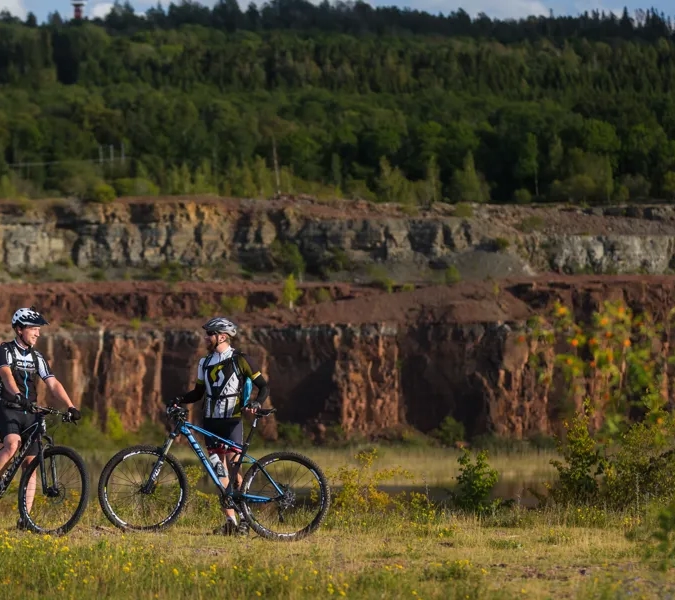 Två cyklister vid Stora Stenbrottet