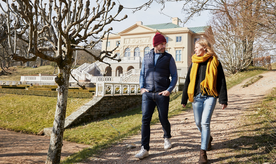 Par som promenerar vid Gunnebo Slott